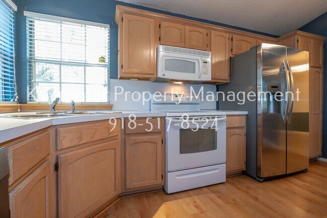 Building Photo - Charming 3 bedroom home with cozy fireplace and 2 car garage!! Price drop!