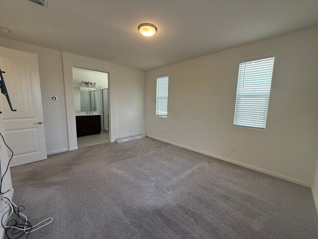 Building Photo - Spacious 3 bed 2.5 bath available in North...