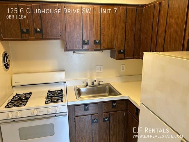 Building Photo - 125 Clubhouse Dr SW