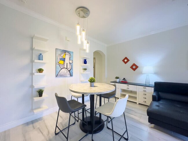 Primary Photo - 1042 Calabria Ave