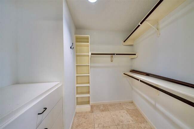 Building Photo - 2502 Lake Gardens Ct