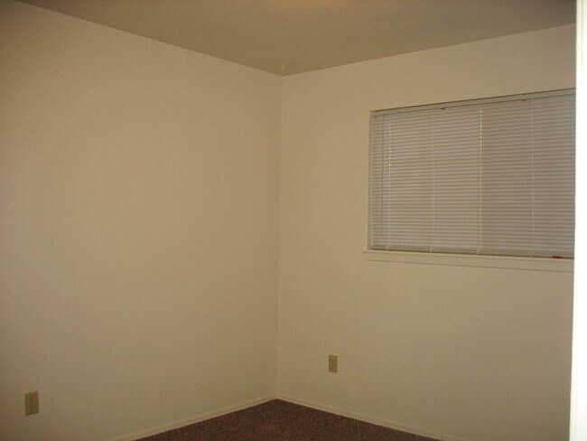 Building Photo - 3bed, 1.5bath, 1,050sq.ft. Single family home with garage