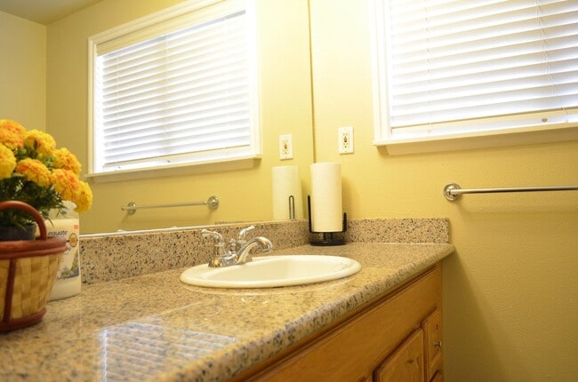 Building Photo - Updated Clyde Hill Home with Spacious Livi...