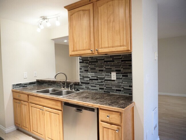 Building Photo - Mill Creek 3 Bedroom Ground Floor Corner Condo
