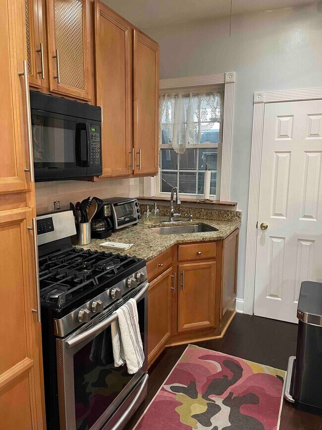 Building Photo - 15 Bond St