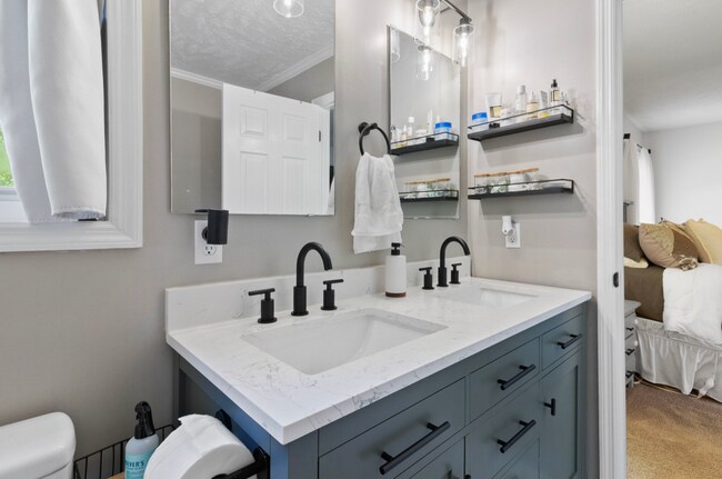 Building Photo - NEW LISTING!!!!!