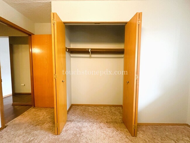 Building Photo - Classic 2-bedroom in King Arthur Court Apa...