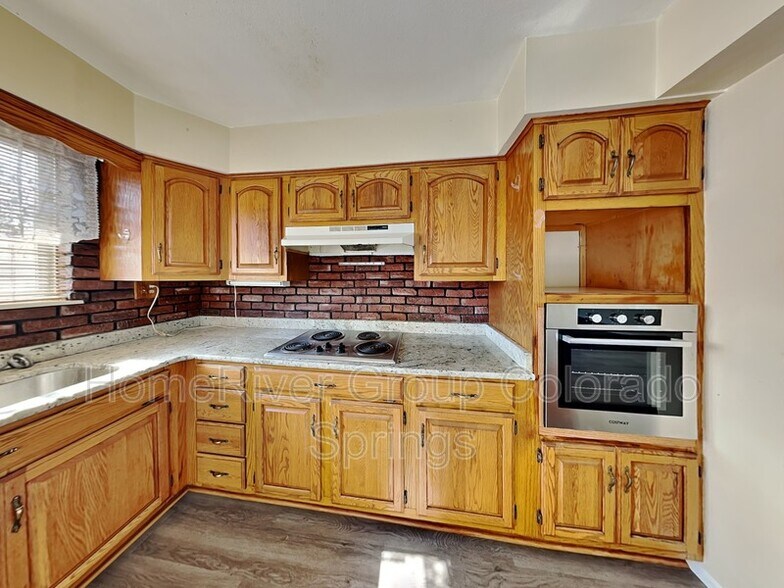 Building Photo - 1051 Hathaway Dr