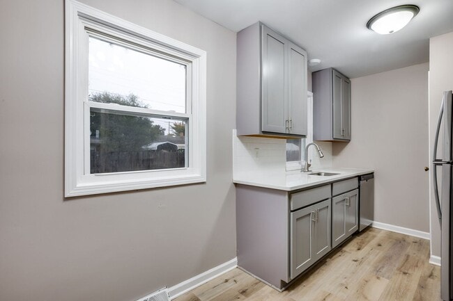 Building Photo - Updated Four Bed, 1 Bath!