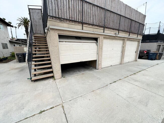 Building Photo - Beautiful 3 bed/2 bath unit in Huntington Beach