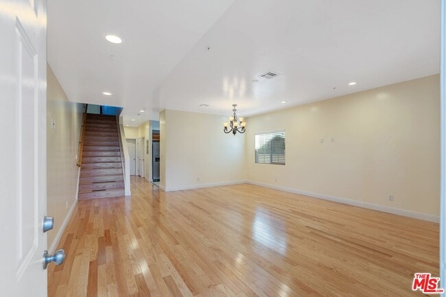 Building Photo - 2018 Hillcrest Dr