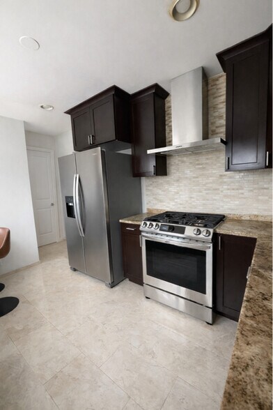 Building Photo - 952 Green Bay Rd