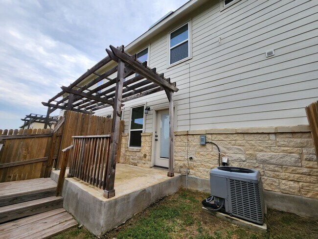 Building Photo - 3/2.5/1.5 Fourplex with Granite Countertops, 9ft Ceilings, Fridge, Washer, Dryer / NBISD
