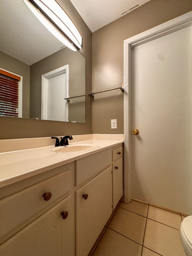 Building Photo - Spacious 4 Bed 2.5 bath Home Close to Fort Bragg