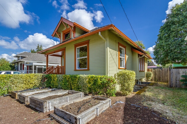 Building Photo - Updated and Fresh 3  Bedroom 2 Bath in Des...