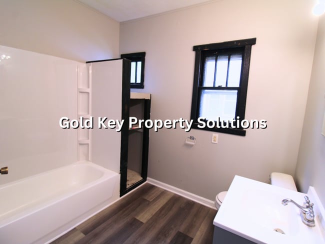 Building Photo - Spacious 3 BR 1 BA House with Dining Room and Fenced Backyard. (SECTION 8 APPROVED)