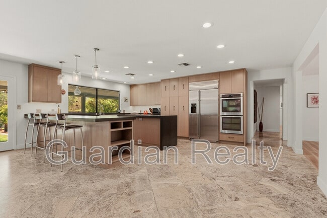 Building Photo - 3007 La Mesa Dr