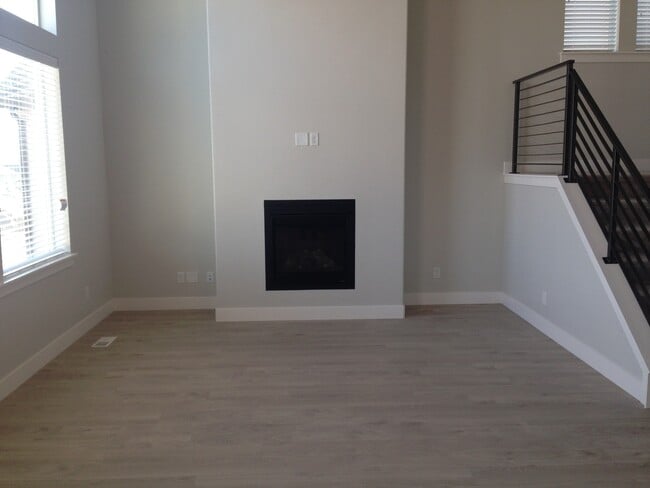 Building Photo - Beautiful Modern Home in Lehi w attached 2 car garage!