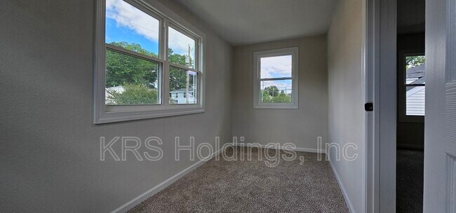 Building Photo - 308 St James Ave