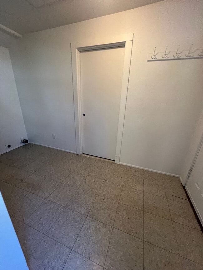 Building Photo - 2 Bedroom, 1 Bathroom Home