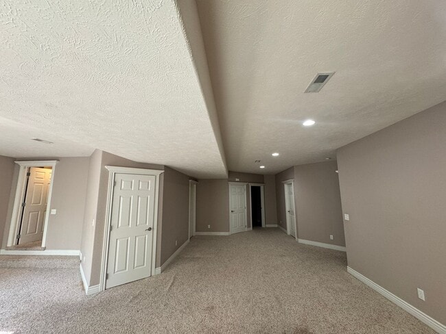 Building Photo - Large and Spacious Duplex Available