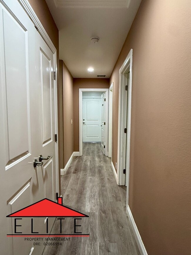 Building Photo - AVAILABLE NOW!!