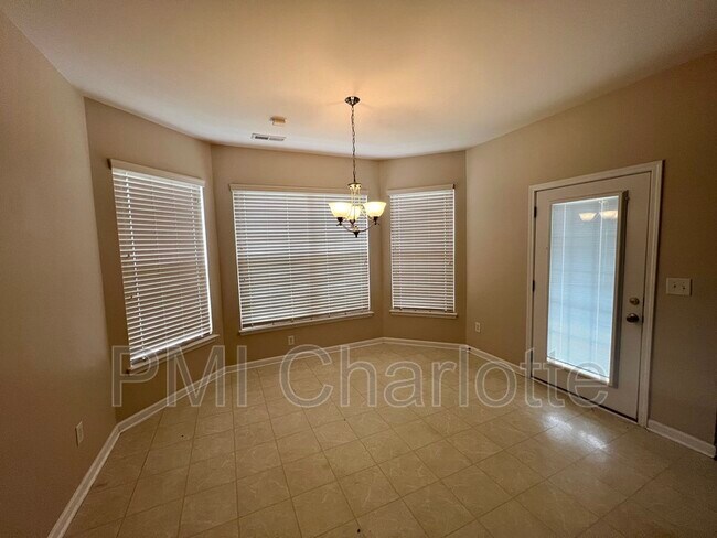 Building Photo - 7001 Mountain Top Ct