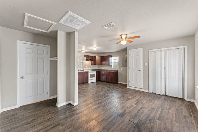 Building Photo - 315 Pool Dr