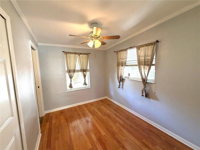 Building Photo - 516 Northmoor Ave N