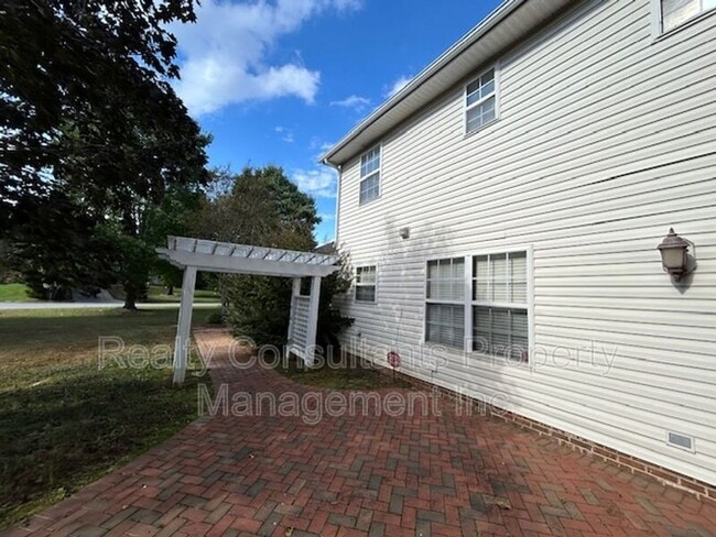 Building Photo - 600 Summerwalk Rd