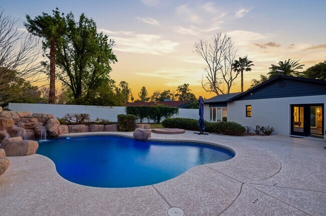 Building Photo - FULLY FURNISHED EXECUTIVE PHOENIX COUNTRY CLUB HOME IN GATED COMMUNITY
