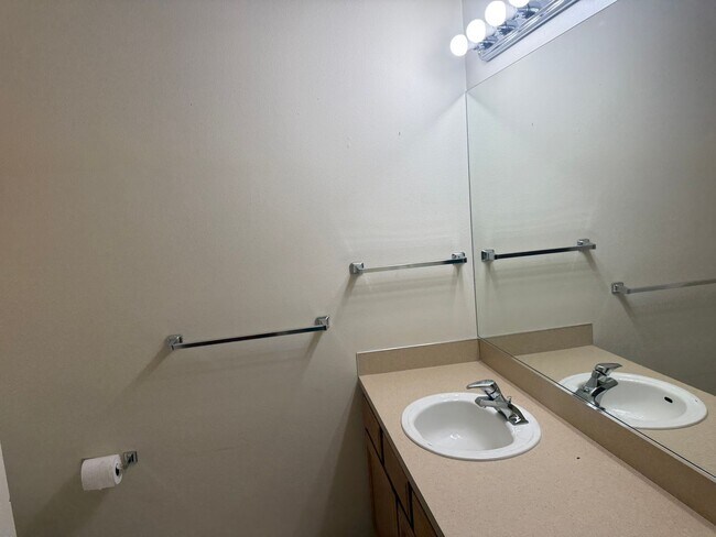 Building Photo - Burlington Two Bedroom House