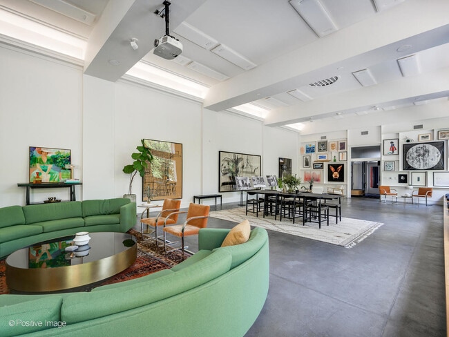 Building Photo - 1019 N Wolcott Ave