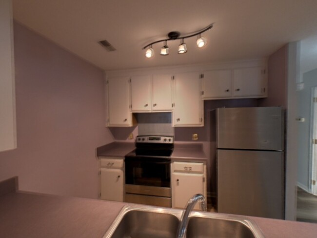 Building Photo - Beautiful 2 Bedroom 2 Bathroom Townhome Lo...