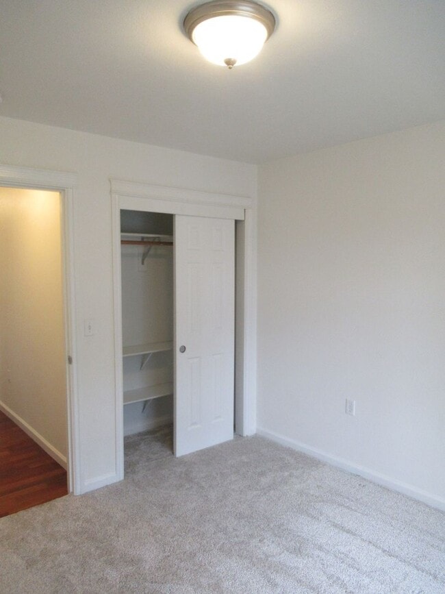 Building Photo - Large 4 Bedroom South