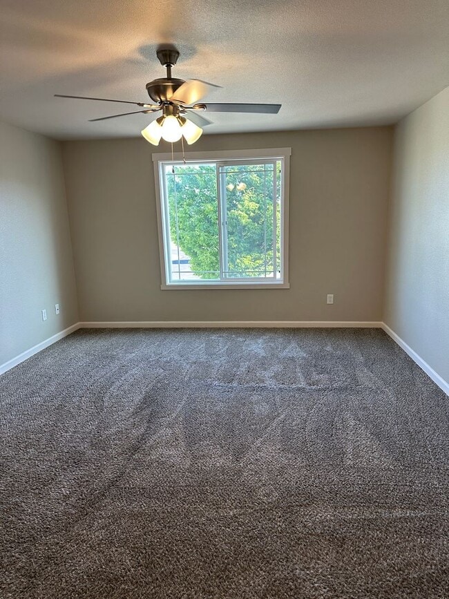 Building Photo - Extra Large Home For Rent, 4 Bedrooms! NEW...