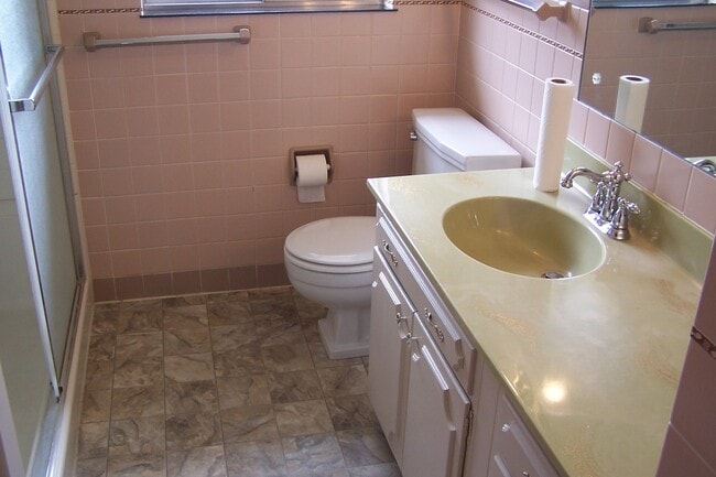 Full Bathroom - 48 N Brookwood Way