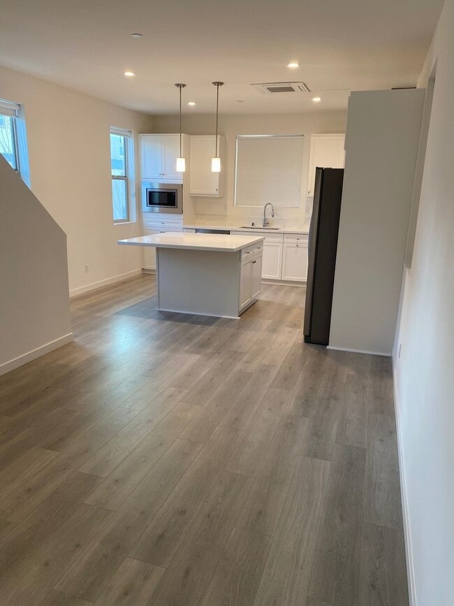 Building Photo - Vibrant 3 story 2bed/2.5bath home at the Mill at Broadway