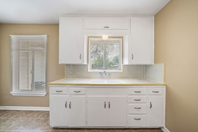 Building Photo - 3 Bedroom/1 Bathroom Ridgeview Subdivision