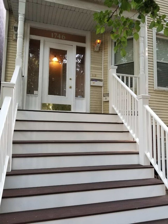 Primary Photo - 1746 W Nelson St