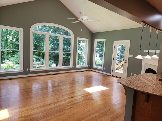 Building Photo - Incredible Spacious Home in Five Lakes!