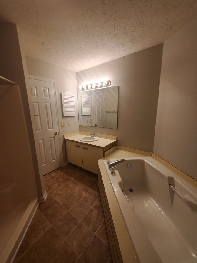 Building Photo - 6821 Willowbrook Dr