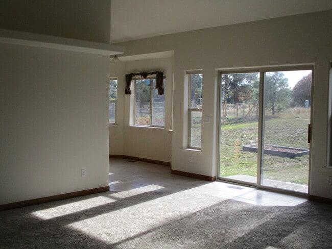 Building Photo - Unfurnished 3 Bed, 2 Bath Home for Rent in...