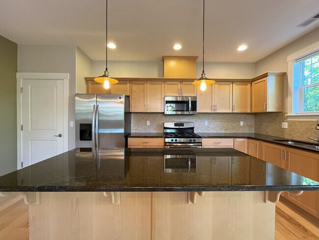 Building Photo - Modern 4-Bedroom End Unit with Community A...