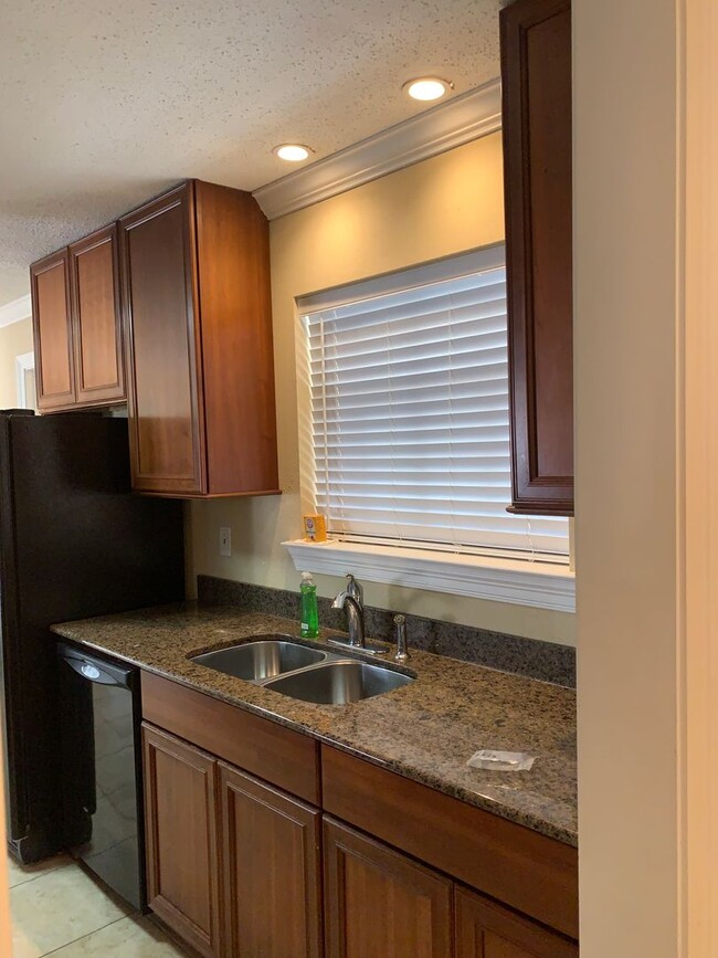 Building Photo - Metairie 3 Bedroom with Spacious Rooms and...