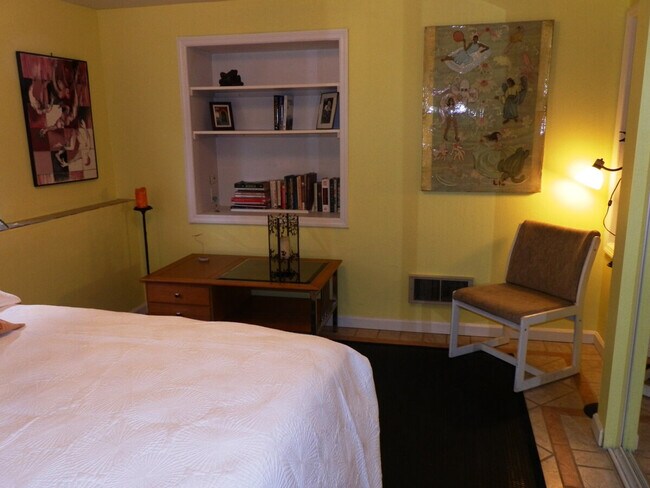 Building Photo - 208 27th Ave E