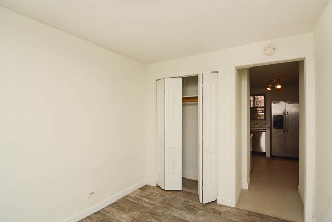 Building Photo - 1160 N La Salle Dr