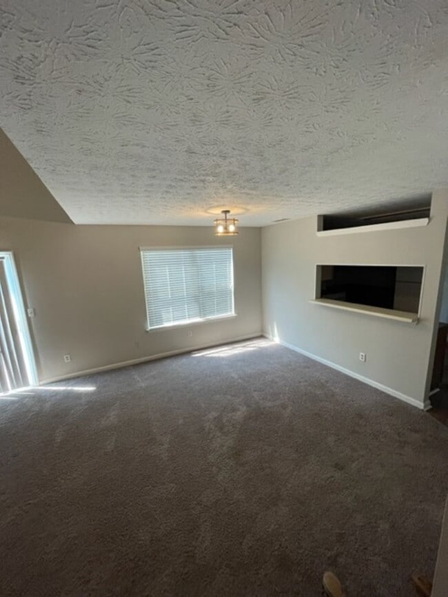 Building Photo - 3 Bedroom Home Available !