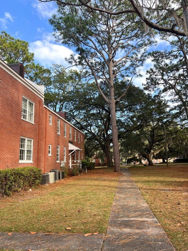 Building Photo - 2940 Oleander Dr