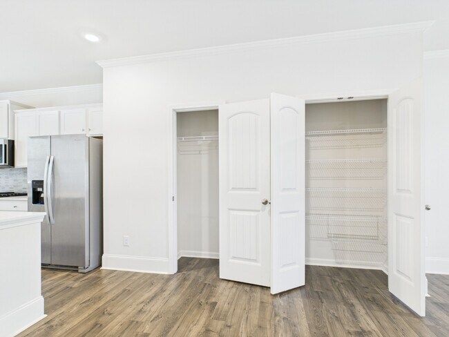 Building Photo - 3 Bed, 3.5 Bath, Finished Basement room, 2 car garage, walkable to Woodstock Middle and High scho...